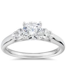 鉑金皇冠三石鑽石訂婚戒指（1/3 克拉總重量）